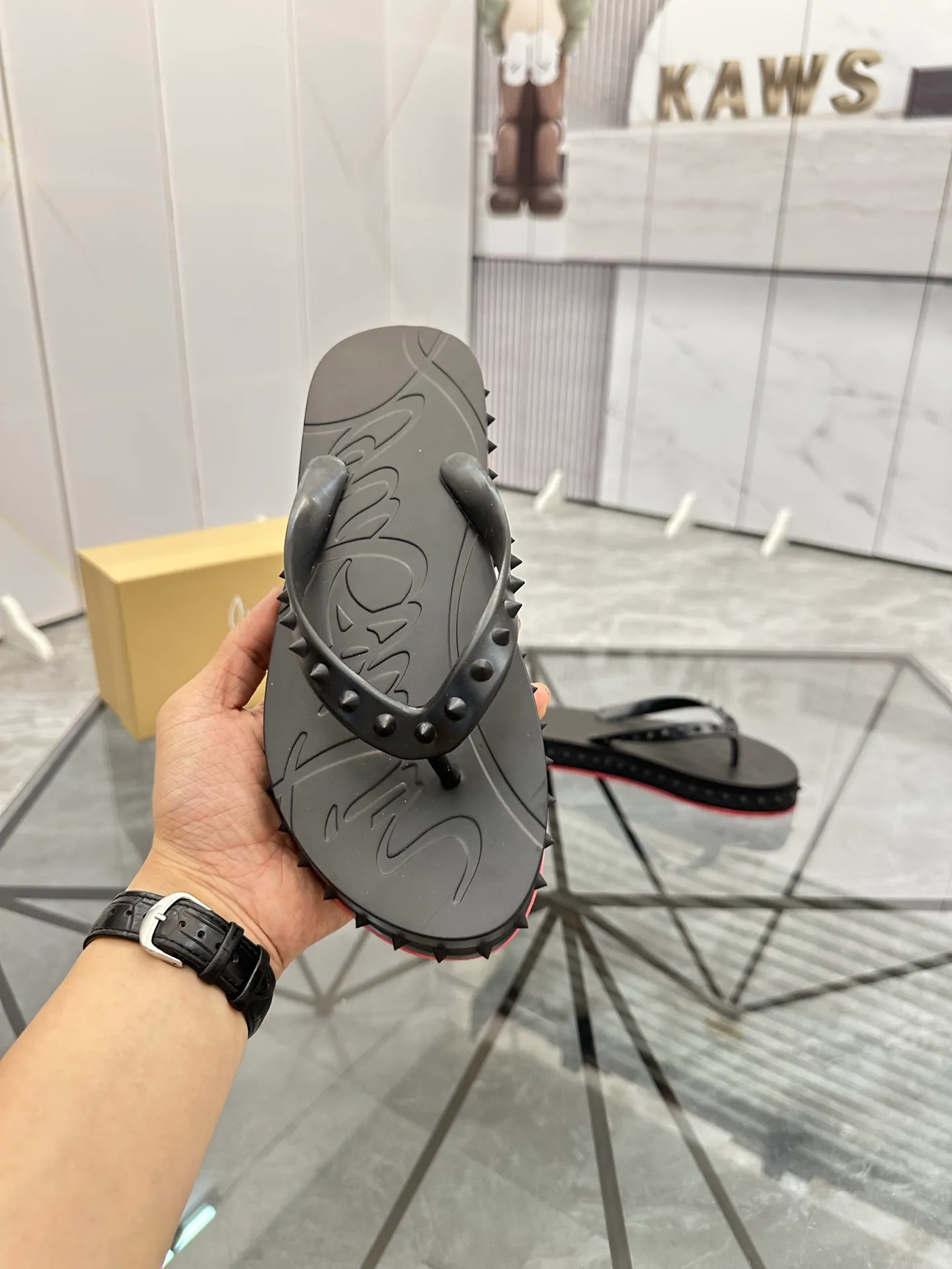 Men's shoes: 💰P320¥ Product trademark: CL red-soled shoes* "CL*" flip-flops Regular size: 38-44 (men's 45.46 can be customized) Product materials: imported cowhide upper, professional 5D craftsmanship, high-end rivets, sheepskin lining, original outsole. Number: 789